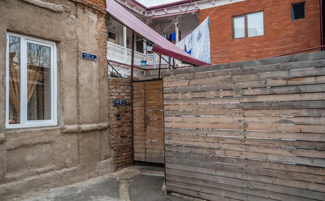 Apartments Near Metekhi Cathedral Tiflis Exterior foto